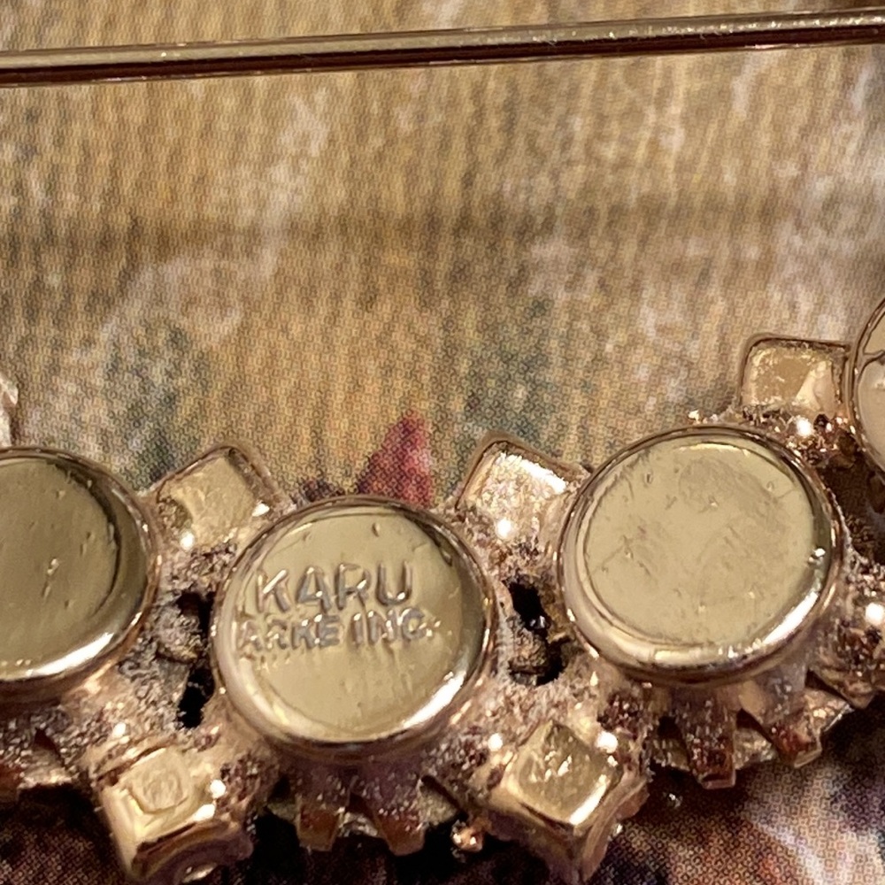 Vintage Karu Arke, Inc glittering rhinestone brooch & clip earrings - Picture 4 of 13